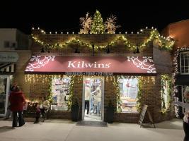 Kilwins in Grapevine decorated during Christmas Capital of Texas