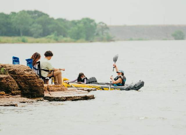 Family enjoying Lake Grapevine